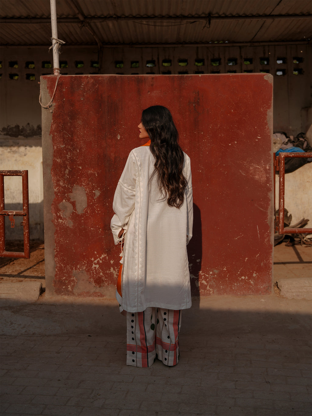 VERSE 4 - CHITTAY GUDDAY (WHITE FOLDS)